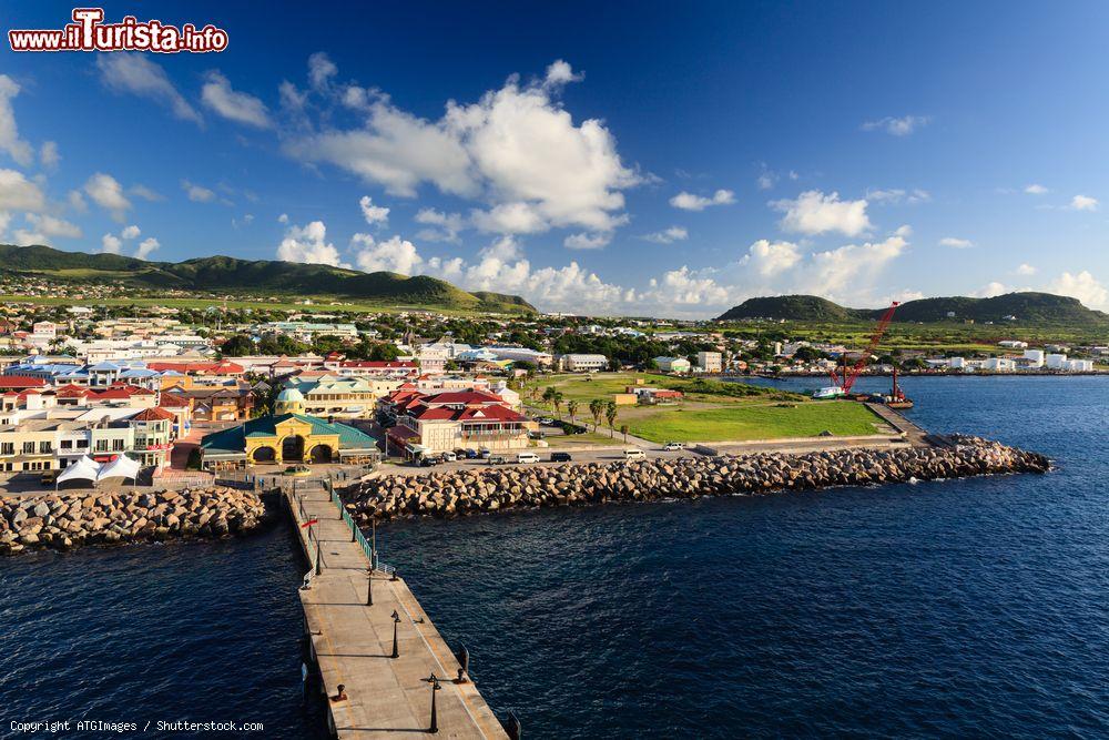 Immagine Lungomare di Basseterre, St. Kitts and Nevis, Indie Occidentali. Case eleganti, panorami mozzafiato e natura rigogliosa fanno della capitale di St. Kitts una delle località più apprezzate dai turisti - © ATGImages / Shutterstock.com