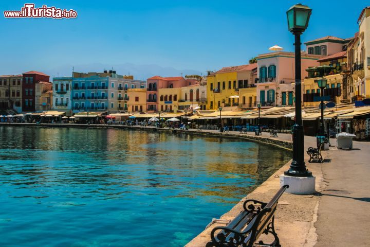 Immagine Lungomare di Chania, caratterstico con le colorate case dei pescatori. Siamo sull'isola di Creta - © Almotional / Shutterstock.com