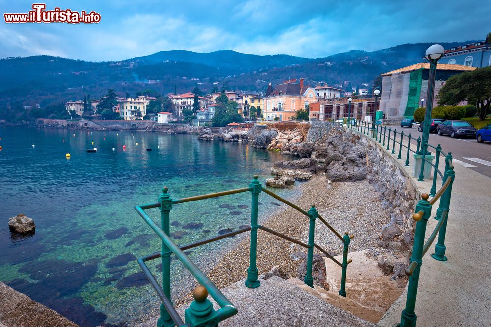 Immagine Il lungomare di Lovran in una giornata di foschia, Croazia. Lungo 12 chilometri, il lungomare collega Lovran con Volosca.