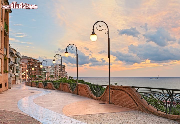 Immagine Il Lungomare di Ortona poco prima dell'alba - foto © ermess / Shutterstock.com