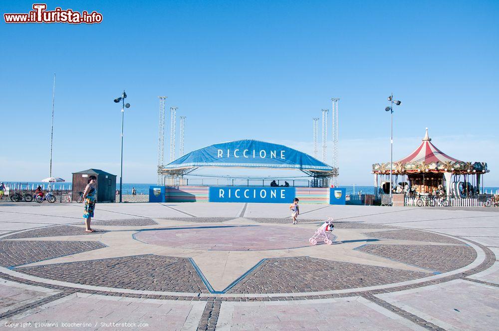 Immagine Lungomare di Riccione con giostra per i bambini, Emilia Romagna - © giovanni boscherino / Shutterstock.com