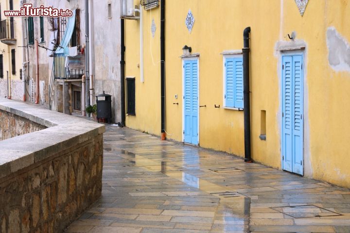 Immagine Il lungomare lastricato nel centro storico di Trapani, il capoluogo di provincia più occidentale della Sicilia - © Tupungato / Shutterstock.com