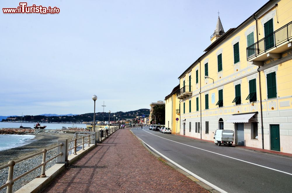 Immagine Lungomare di Varazze, Provincia di Savona in Liguria.