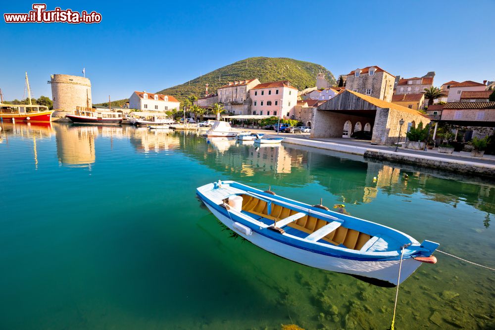 Immagine Lungomare e porto di Mali Ston nella pensiola di Peljesac, regione dalmata della Croazia.