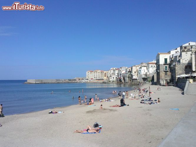 Immagine Lungomare e spiaggia di Cefalù in Sicilia. Il litorale di Cefalù è situato a pochi passi dal centro cittadino e si estende per oltre 1 km e mezzo di costa.