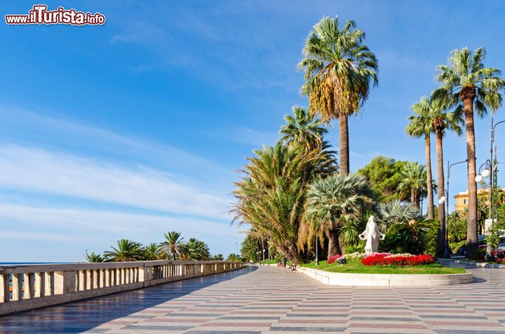 Immagine Una passeggiata sotto il sole sul lungomare di Sanremo - il Lungomare Imperatrice, o Passeggiata dell'Imperatrice è uno dei percorsi in riva al mare più eleganti e famosi d'Europa, così chiamato in onore dell'imperatrice russa Maria Alexandrovna che, nel 1874, rimase talmente colpita da Sanremo e da quel lungomare, da donare una grossa somma al comune affinché la abbellisse con delle palme. Ad impreziosire ulteriormente tutto, vi sono inoltre una famosa statua di Giuseppe Garibaldi e una intitolata "La Primavera", divenuta poi simbolo della città. -  © Marco Saracco / Shutterstock.com