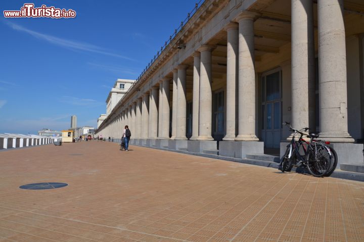 Immagine Il lungomare di Ostenda, Belgio. Situata nella provincia fiamminga delle Fiandre Occidentali e affacciata sul Mare del Nord, questa bella cittadina portuale in tempi antichi non era altro che un piccolo villaggio di pescatori - © osefkubes / Shutterstock.com