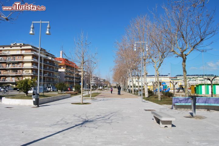 Immagine Lungomare di Pescara, Abruzzo. Stabilimenti balneari si affacciano sulla spiaggia della città che vanta un interessante lungomare su cui passeggiare - © neuartelena / Shutterstock.com