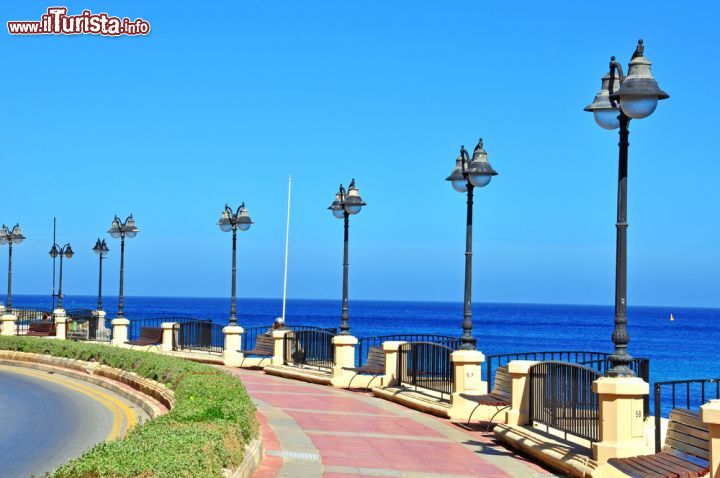 Immagine Lungomare di St Julian's a Malta 19447075. Con i suoi 8 mila abitanti, questa località è una delle mete più visitate dell'intera isola - © Ammit Jack / Shutterstock.com