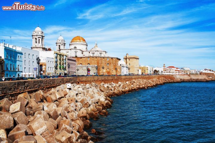 Immagine Argine lungo il mare e vecchia città spagnola di Tarifa. Posta a soli 14 chilometri dal Marocco, la città vanta un importante patrimonio artistico e culturale - © Kushch Dmitry / Shutterstock.com