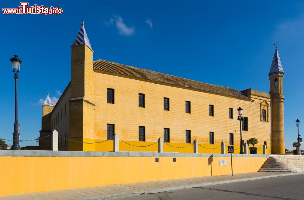 Immagine L'università di Osuna in una giornata di sole, Spagna. Ricca di storia, è uno degli edifici più antichi al mondo con cortile porticato soffitto a cassettoni e dipinti murari. All'interno si trova il Pantheon.