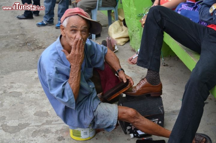 Immagine Quello del lustrascarpe è un mestiere ancora attuale a Jarabacoa che richiede sicuramente  attenzione ma lascia anche tanta libertà, come il mandare baci alle turiste.