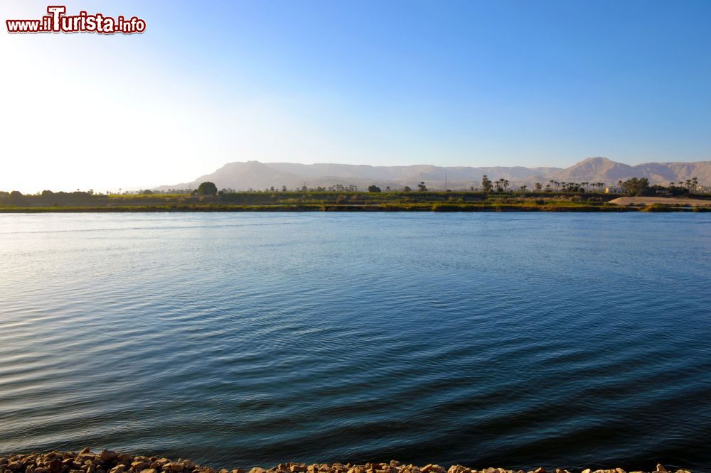 Immagine L'imponente fiume Nilo attraversa il deserto del Sahara ed è il cuore della vita in Egitto fin dall'antichità. Qui siamo nella città di Luxor.