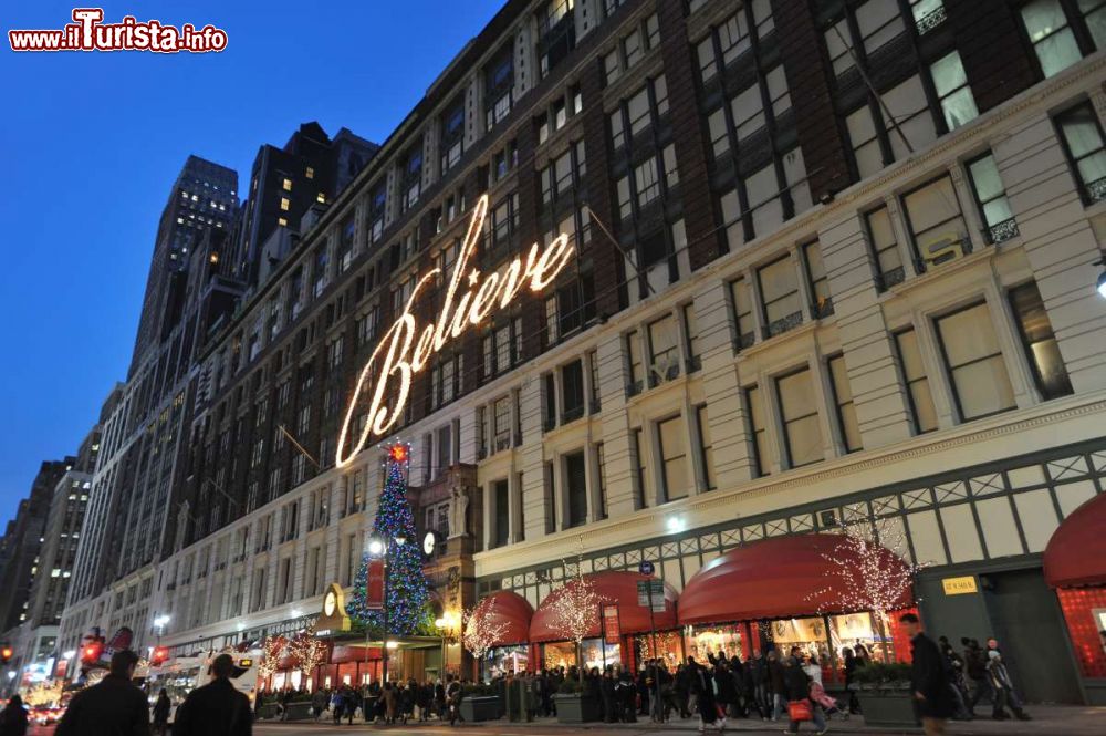 Immagine Una grande insegna luminosa durante le festività natalizie presso il negozio di Macy's, a New York City - foto © Julienne Scaer