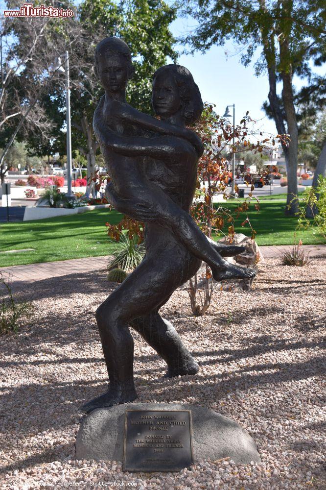 Immagine Madre e figlio, scultura al Municipio di Scottsdale, Arizona (USA) - © Thomas Trompeter / Shutterstock.com