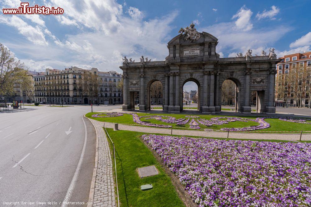 Immagine Madrid l'epicentro della crisi coronavirs 2020 in Spagna: La Puerta de Alcalà completamente priva di traffico e turisti per colpa di Covid-19 - © Enrique Campo Bello / Shutterstock.com