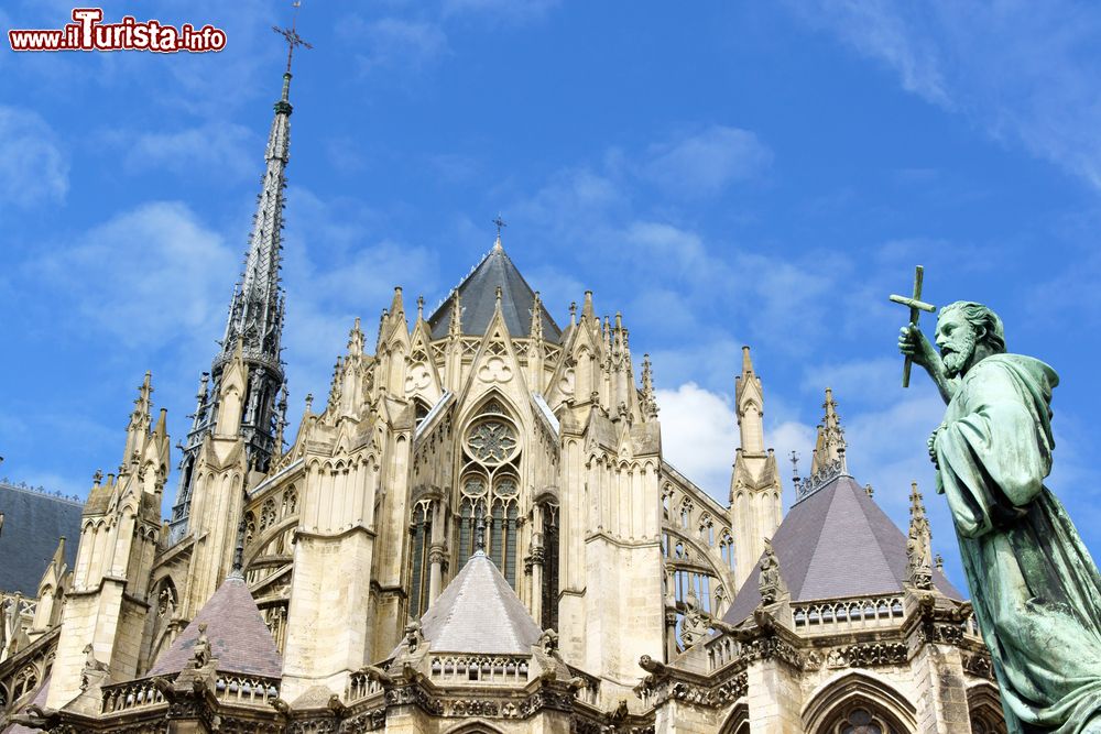 Immagine La maestosa cattedrale di Nostra Signora con la statua di Sna Pietro l'Eremita a Amiens, Francia. Le due torri campanarie, di altezza differente, sono state aggiunte nel XIV° e XV° secolo.