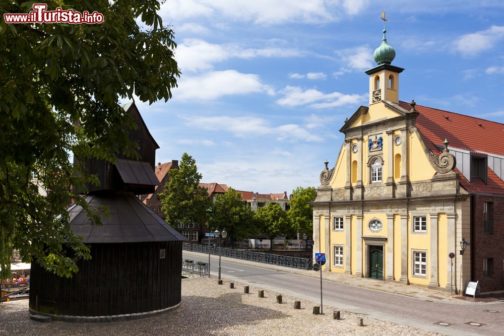 Immagine Antico magazzino lungo il corso del fiume a Luneburg