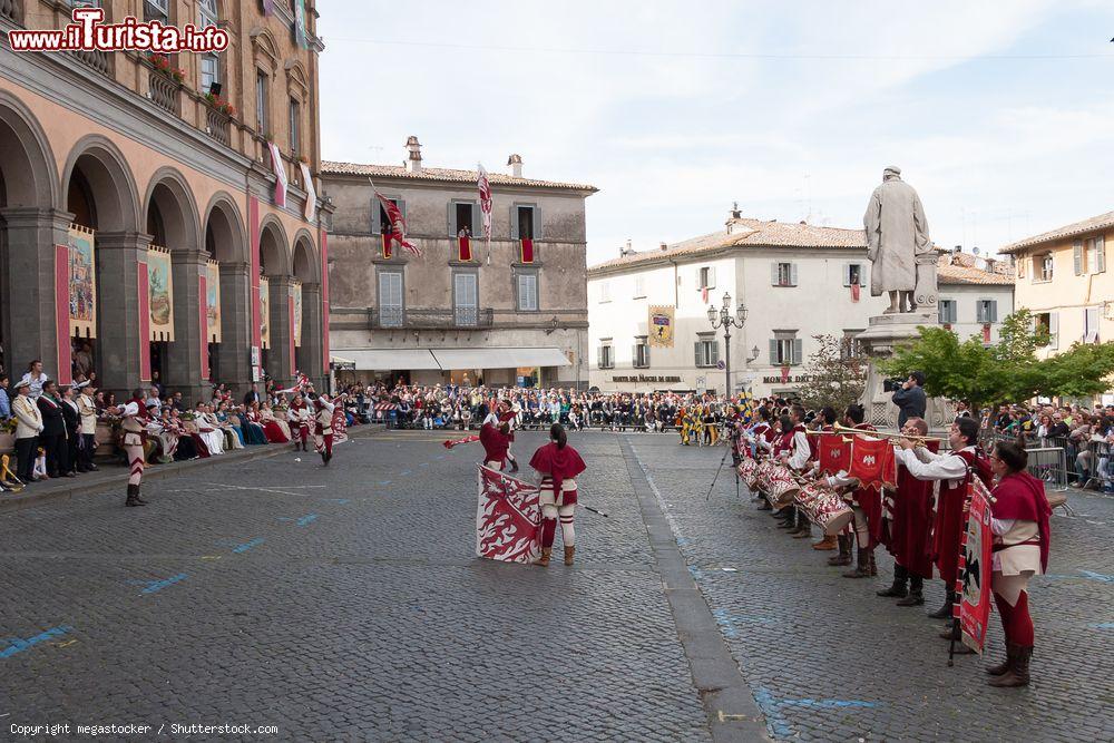 Immagine La festa dei pugnaloni ad Acquapendente (Viterbo), come ogni terza domenica di maggio. È una delle più antiche celebrazioni folkloristiche della Tuscia, ed in origine era anche chiamata festa di mezzomaggio.r - © megastocker / Shutterstock.com