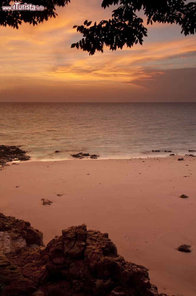 Immagine Una magnifica alba sulla spiaggia dell'isola di Pacheca, Panama.