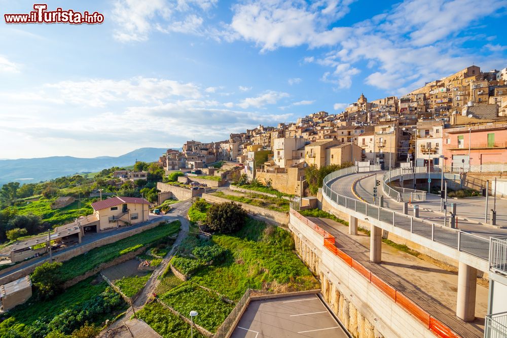Immagine Magnifica vista di Caltagirone in una giornata primaverile in Sicilia