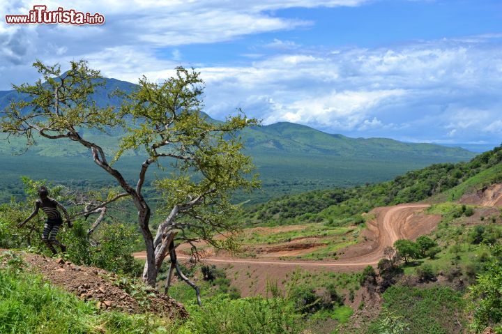 Immagine Veduta del Mago National Park, Etiopia. Nella foto, un ragazzo di etnia Mursi.