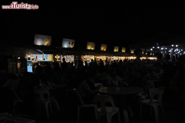 Immagine Makansutra Gluttons Bay di sera, Singapore. Se volete assaporare la vera atmosfera da street food di Singapore non potete perdervi una cena in questo mercato della cucina asiatica aperto dal lunedì al giovedì dalle 17 alle 2 con orario prolungato sino alle 3 il venerdi e sabato e anticipato all'1 la domenica. A fondarlo nel 1997 fu KF Seetoh che ci vide lungo dando vita ad uno dei luoghi di ritrovo gastronomico più glamour della città - © Sonja Vietto Ramus