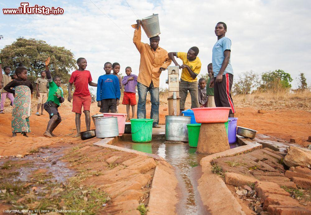 Immagine Malawi con secchi e contenitori d'acqua a una pompa di erogazione vicino a Lilongwe - © Andrea Willmore / Shutterstock.com