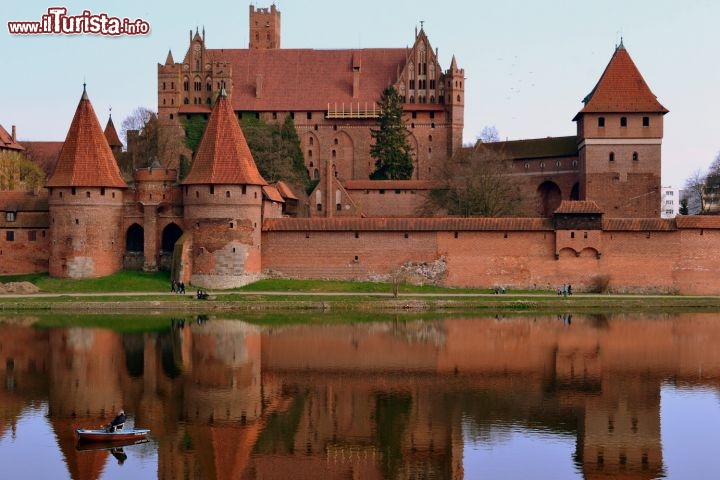 Immagine Il Castello di Malbork al tramonto: il colore rosso intenso della struttura è amplificato dai riflessi del Sole nelle tarde ore pomeridiane, quando si possono scattare le foto migliori e più suggestive.