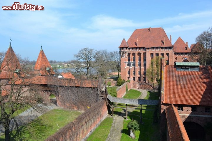 Immagine Malbork l'interno del castello: questa foto è stata scattata dalla finestrella posta nella torre, isolata rispetto al resto del castello, dove erano situate le latrine, all'estremità meridionale del complesso.
