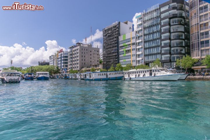 Immagine Maldive: la capitale Malé vista dall'acqua. Sull'isola che ospita la città, grande appena 5 km quadrati, viviono oltre 100.000 persone - foto © Alwayswin / Shutterstock.com