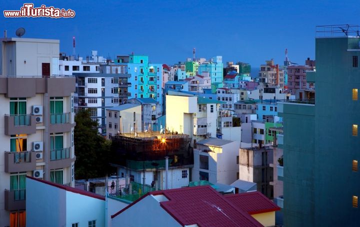 Immagine La città di Malé in un'immagine serale. La capitale delle Maldive è abitata da oltre 100.000 persone - foto © Dmitrijs Mihejevs / Shutterstock.com