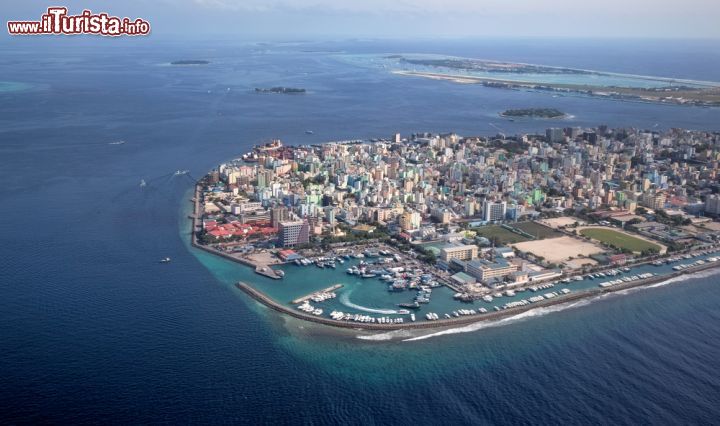 Immagine Male: vista aerea della capitale delle Maldive. La città si sviluppa su un'isola dall'estensione di 5 km quadrati - foto © klempa / Shutterstock.com