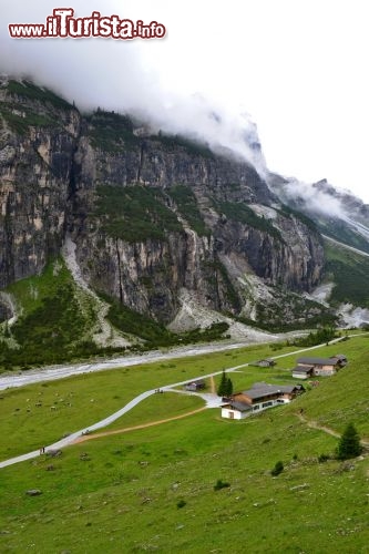 Immagine Malga Pinnisalm: si trova nella Valle dello Stubai, sul monte Elfer, a quota 1559 metri s.l.m. È raggiungibile percorrendo il Sentiero del Tempo, che inizia in prossimità della Meridiana Gigante posta accanto alla stazione della funivia di Elfer-Agrar.