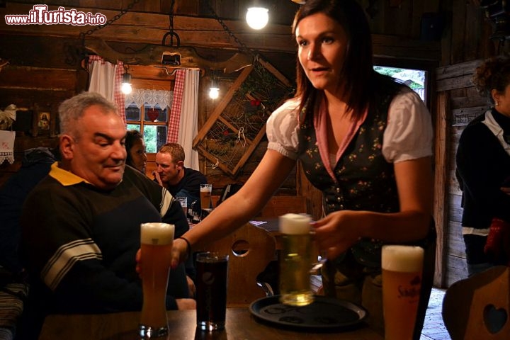 Immagine Nelle malghe e nei ristoranti della Valle dello Stubai si respira sempre un'atmosfera accogliente. Ovviamente non manca mai la birra, sia essa Pils o Weiss, servita spesso da camerieri vestiti con abiti tradizionali.