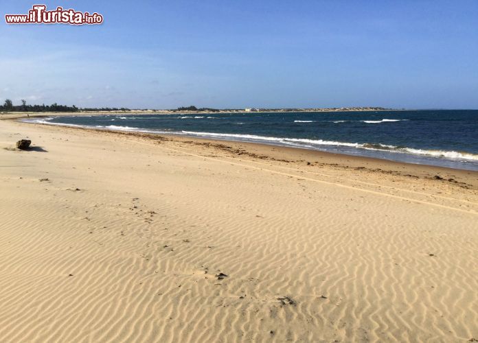 Immagine Kenya: la cosiddetta "Golden Beach" di Mambrui è un'enorme spiaggia che all'aba e al tramonto assume una caratteristica colorazione dorata.