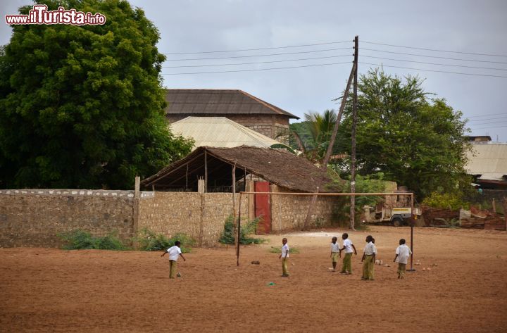 Immagine Mambrui, Kenya: un gruppo di bambini gioca a calcio nel campo antistante la Mambrui Secondary School.