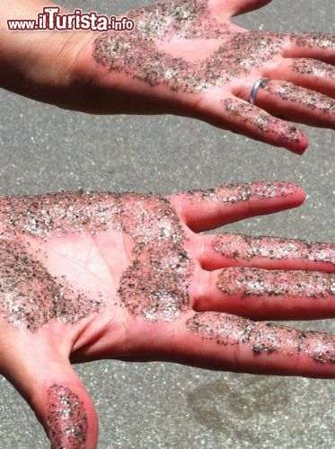 Immagine La Golden Beach di Mambrui, Kenya: il caratteristico colore dorato della sabbia è dovuto alla presenza di pirite.