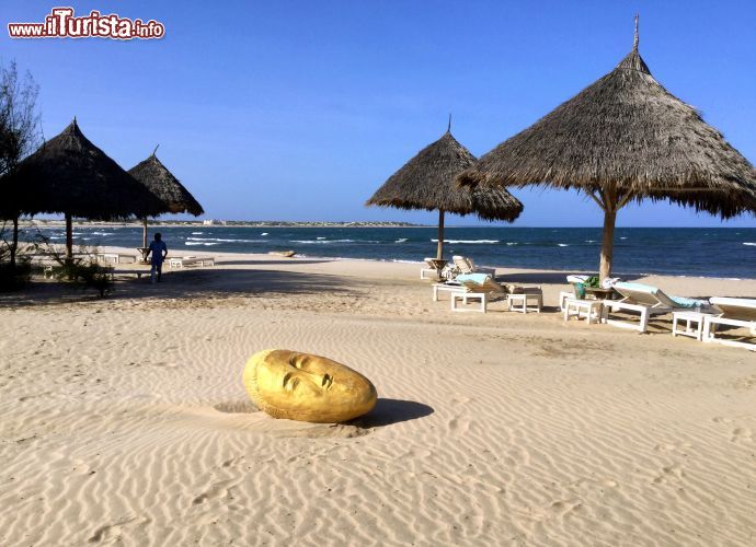 Immagine Mambrui (Kenya): il tratto di spiaggia del Kola Beach Resort, dove gli ospiti possono rilassarsi e prendere il sole in riva all'Oceano Indiano.