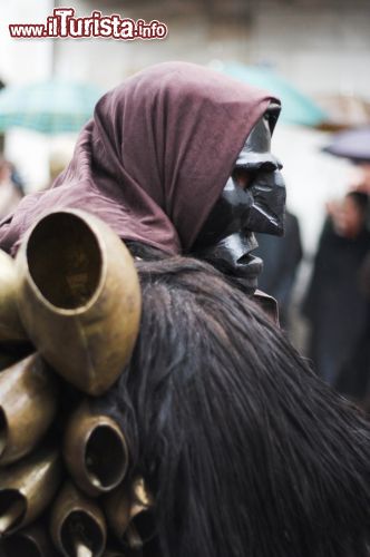 Immagine Un Mamuthone, la tetra maschera del Carnevale Mamoiadino che si tiene nella località del nuorese