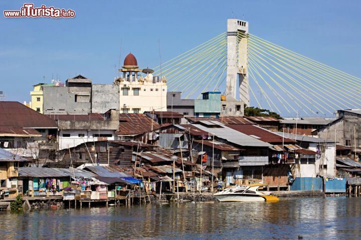 Immagine Manado è la principale città della provincia del Sulawesi Settentrionale, in Indonesia. Dato il suo clima tropicale, la stagione delle piogge qui si estende all'incirca da novembre a giugno - foto © Vladislav T. Jirousek / Shutterstock.com