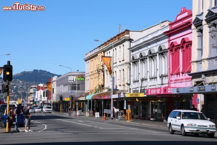 Immagine E' una delle più importanti vie della città: Manchester Street rappresenta una delle principali arterie viarie di Christchurch su cui si affacciano abitazioni private e attività commerciali - © Tupungato / Shutterstock.com