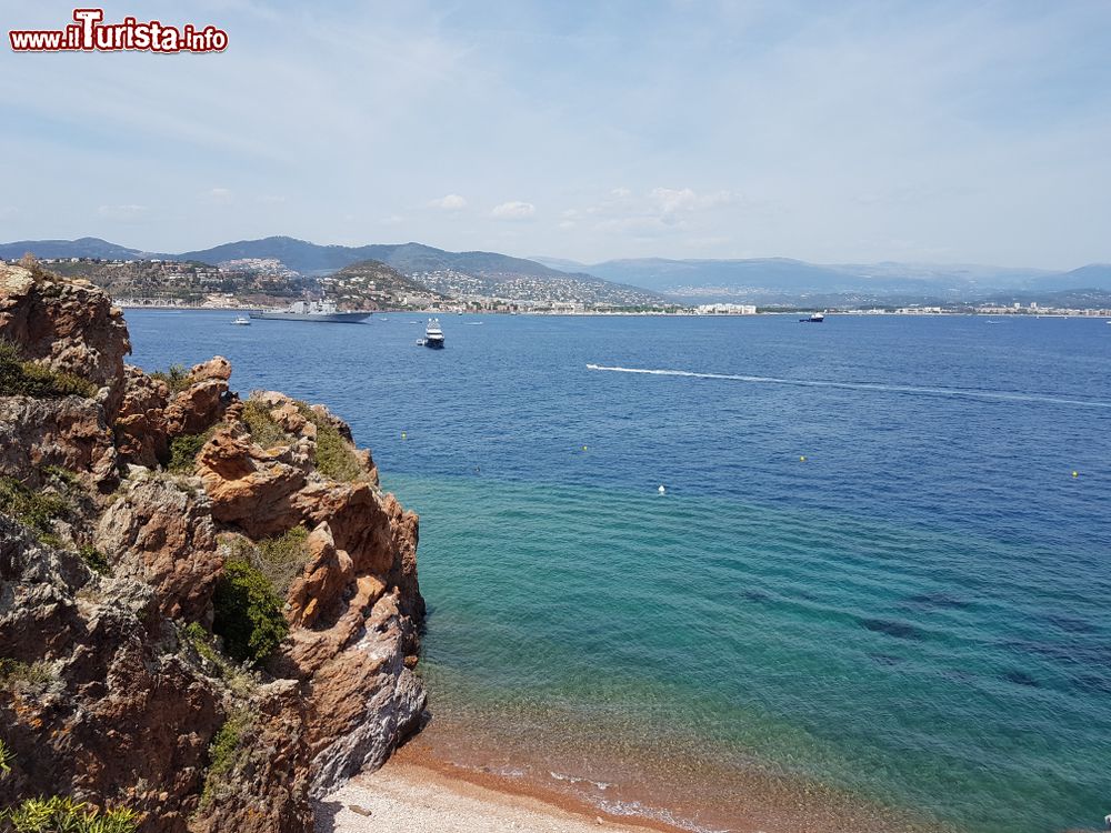 Immagine Mandelieu-la-Napoule, Francia: un tratto del litorale affacciato sul golfo della Napoule. Siamo a sud ovest di Cannes.