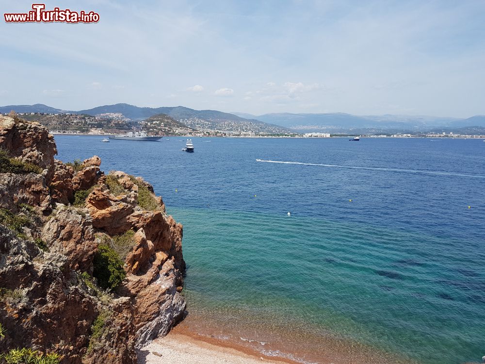 Immagine Mandelieu-la-Napoule, Francia: un tratto del litorale affacciato sul golfo della Napoule. Siamo a sud ovest di Cannes.