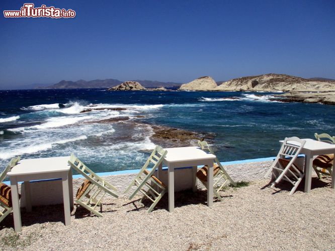 Immagine Mandrakia, Milos: quando soffia il Meltemi diventa quasi impossibile fare il bagno sulla costa settentrionale per via del mare agitato, ma ci si può comunque godere un ottimo pranzo con vista su questo spettacolo naturale.