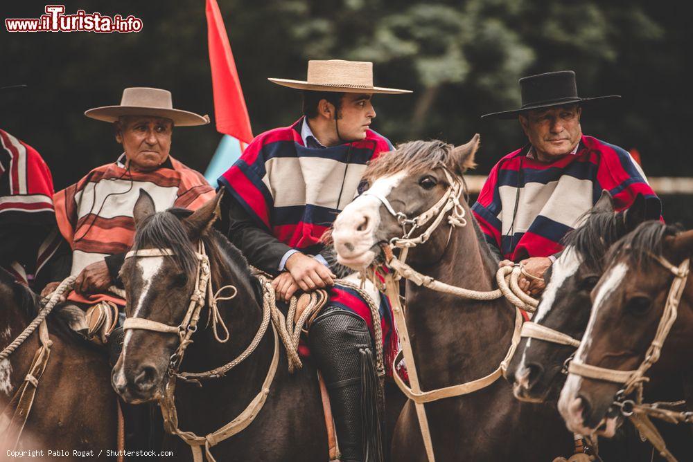 Immagine Mandriani (huasos) cileni a Pichilemu durante la manifestazione chiamata "Trilla a yegua suelta" - © Pablo Rogat / Shutterstock.com