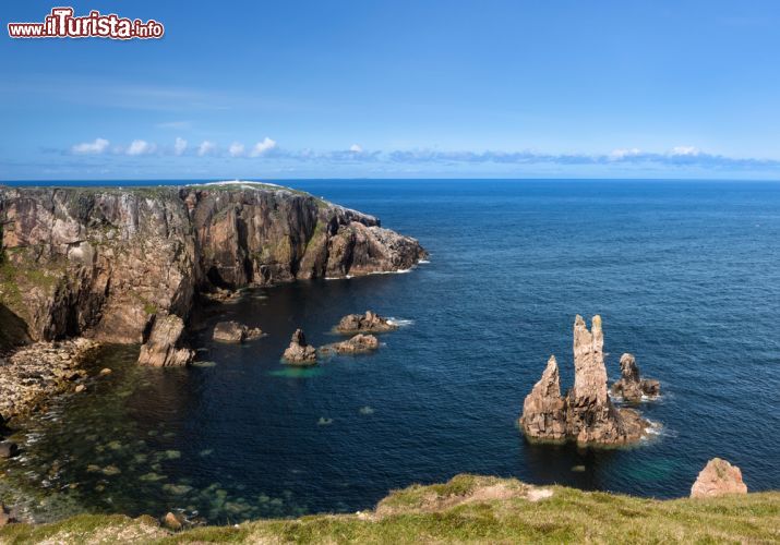 Immagine Mangurstadh beach e faraglioni sull'isola di Lewis and Harris, Scozia - Una delle più belle spiagge delle Ebridi Esterne è quella di Mangurstadh o Mangersta, frastagliata e con faraglioni che si innalzano nelle acque dell'Oceano © Anneka / Shutterstock.com