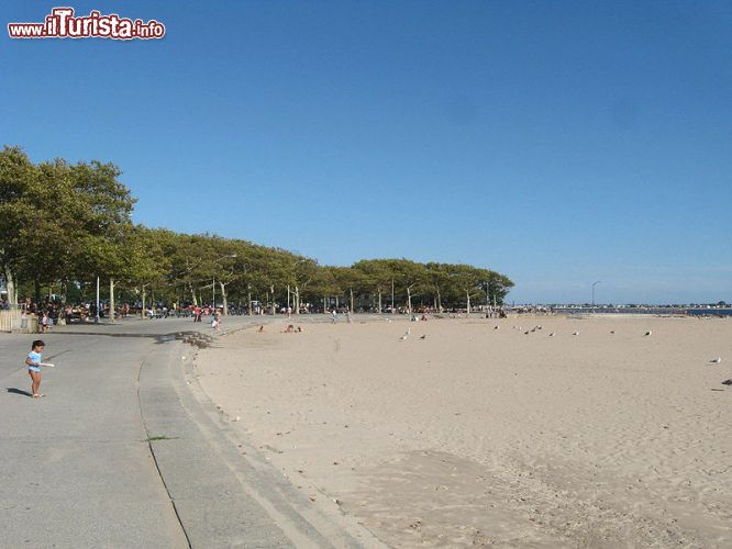 Immagine Spiaggia di Manhattan a Brooklyn, New York, Stati Uniti. Un tratto dell'ampia spiaggia di sabbia che caratterizza Brooklyn. Fra le più frequentate della città, ospita d'estate residenti e turisti