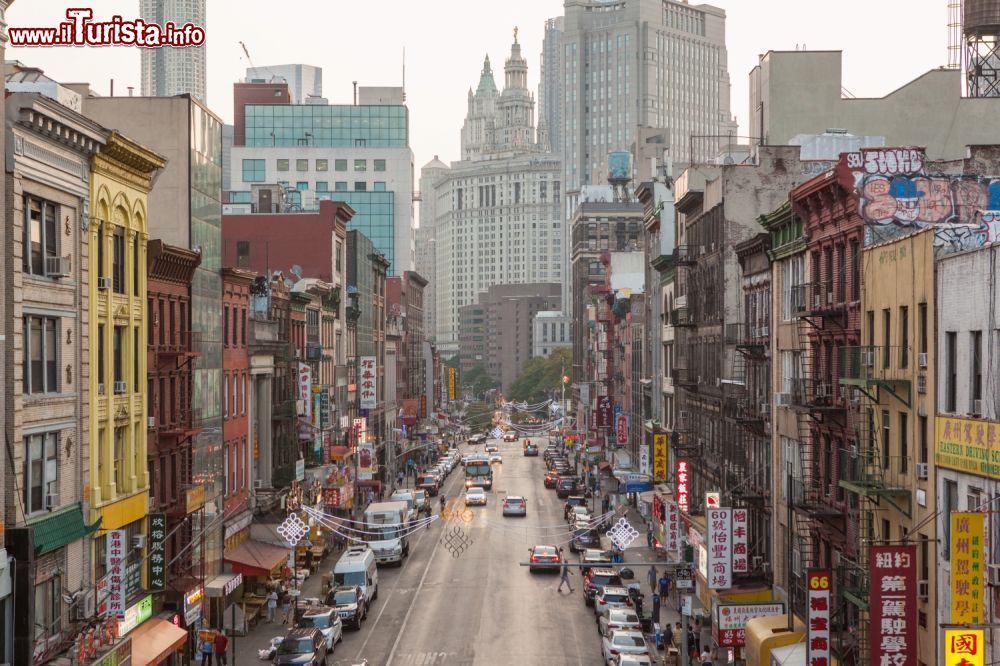 Immagine Una veduta di Chinatown a Manhattan, New York, USA. Enclave etnico abitato da immigrati cinesi, Chinatown è un quartiere di New York che ospiterebbe oltre 100 mila persone anche se fare stime esatte risulta piuttosto complicato per via di abitanti illegali e per la difficoltà di comprensione della lingua. © Tagger YanceyI / NYC & Company, Inc.