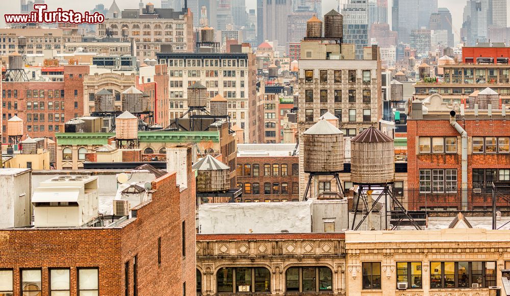 Immagine La skyline di Manhattan trapuntata di water tower, che sono delle cisterne in legno per l'acqua che donano un aspetto un pò retrò alle cime dei palazzi storici di New York City